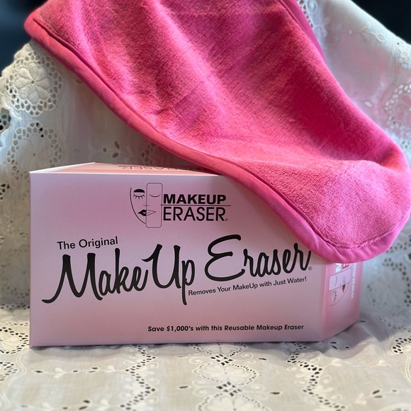 The Original MAKEUP ERASER. Removes your makeup with just water. Waterproof too - Picture 2 of 7